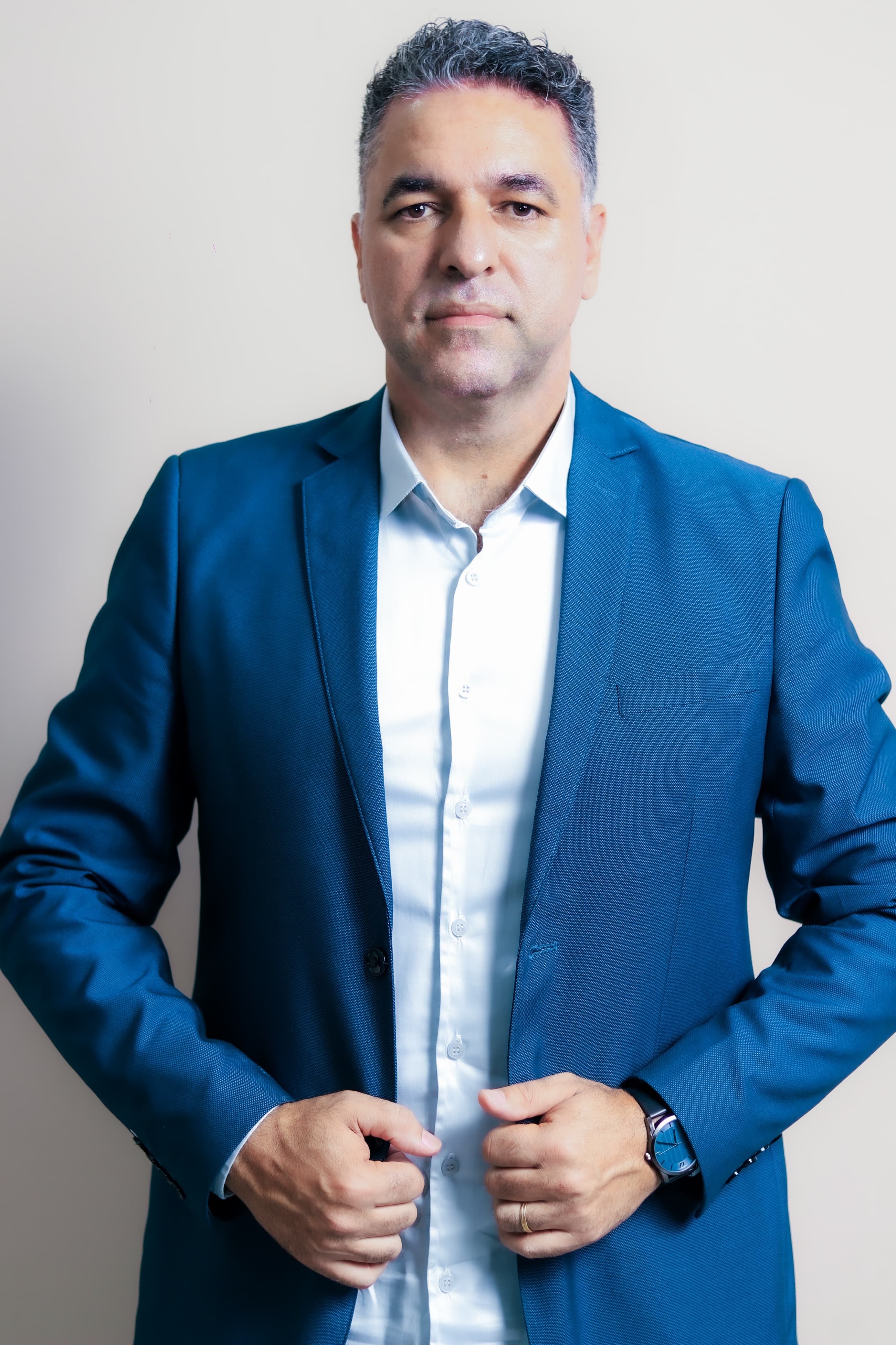 Alan Mendanha em retrato profissional
